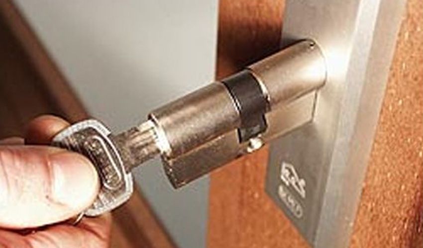 Monteur werkt aan een slot bij een woning in Bunschoten Monteur werkt aan een slot bij een woning in Bunschoten